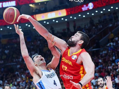 L'Espagnols Marc Gasol (d) à la lutte avec l'Argentin Luis Scola en finale du Mondial de basket, le 15 septembre 2019 à Pékin - WANG ZHAO [AFP]