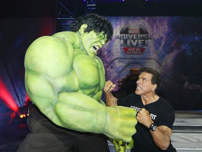 Le super-héros Hulk (g) et l'acteur américain Lou Ferrigno qui l'a interprété, le 8 juillet 2017 à Los Angeles - Ari Perilstein [GETTY IMAGES NORTH AMERICA/AFP/Archives]