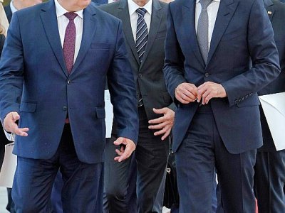 Le président syrien Bachar el-Assad (d) et l'envoyé spécial du président russe, Alexander Lavrentiev (g), le 15 septembre 2019 à Damas - - [Syrian Presidency Telegram Page/AFP]
