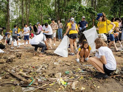 Lilly et des militants écologistes de l'association Trash Hero collectent des déchets en Thaïlande le 25 août 2019 - Mladen ANTONOV [AFP]