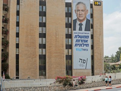 Photo prise le 14 septembre 2019 montrant le portrait du général à la retraite Benny Gantz, chef du parti centriste "Bleu-Blanc" et principal rival de Benjamin Netanyahu aux législatives du 17 septembre en Israël - AHMAD GHARABLI [AFP]