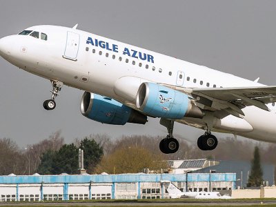 Un Airbus A318 d'Aigle Azur, en avril 2015 à l'aéroport de Lille - Philippe HUGUEN [AFP/Archives]