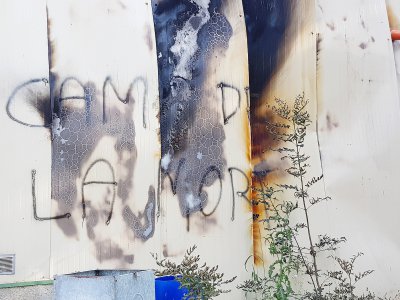 Des inscriptions sur les murs des poulaillers incendiés. - Eric Mas