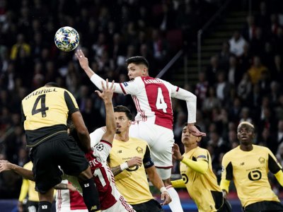 Le milieu de terrain de l'Ajax Amsterdam Edson Alvarez (c) buteur lors de la victoire à domicile sur Lille 3-0 en 1re journée de Ligue des champions le 17 septembre 2019 - KENZO TRIBOUILLARD [AFP]