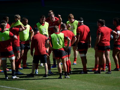 Le capitaine du XV du pays de Galles Alun Wyn Jones (c) en discussion avec les joueurs lors d'une séance d'entraînement, le 18 septembre 2019 à Kitakyushu au Japon - Christophe SIMON [AFP]
