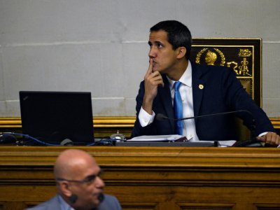 Le chef de l'opposition vénézuélienne Juan Guaido (d) près du député Jose Antonio Espana, le 17 septembre 2019 à Caracas - Matias Delacroix [AFP]