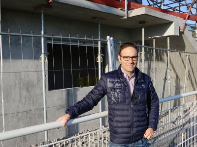 Thierry Chevalier, stadium manager du SM Caen devant la nouvelle tribune, en plein chantier. - Léa Quinio