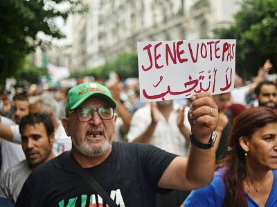 Des Algériens manifestent le 13 septembre 2019 à Alger pour s'opposer à la tenue d'une présidentielle organisée par le régime - RYAD KRAMDI [AFP]