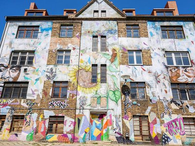 Une fresque murale du collectif d'artistes urbains "Freiraumgalerie" orne un immeuble du quartier de Freiimfeld à Halle, dans l'est de l'Allemagne, le 22 août 2019. - John MACDOUGALL [AFP]