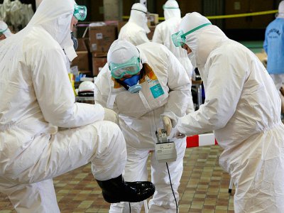 Des équipes de détection des radiations à Koriyama, préfecture de Fukushima, le 18 mars 2011. - GO TAKAYAMA [AFP]