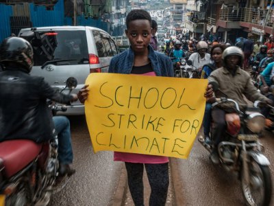 La jeune Ougandaise Leah Namugerwa, 15 ans, manifeste contre le réchauffement climatique, le 4 septembre à Kampala. - SUMY SADURNI [AFP]