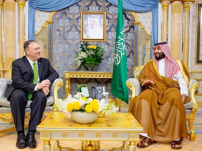 Photo distribuée par le palais royal saoudien montrant le prince héritier Mohamed ben Salmane et le secrétaire d'Etat américain Mike Pompeo, le 18 septembre 2019 à Jeddah (ouest de l'Arabie saoudite) - BANDAR AL-JALOUD [Saudi Royal Palace/AFP]