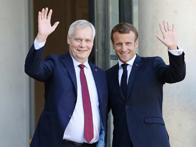 Le Premier ministre finlandais Antti Rinne et le président Emmanuel Macron devant l'Elysée, à Paris, le 18 septembre 2019 - Ludovic MARIN [AFP]