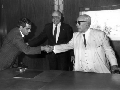 Photo d'archives montrant le président tunisien déchu Zine El Abidine Ben Ali (gauche), alors Premier ministre, serrant la main du président Habib Bourguiba (droite), le 1er janvier 1986 - - [AFP/Archives]