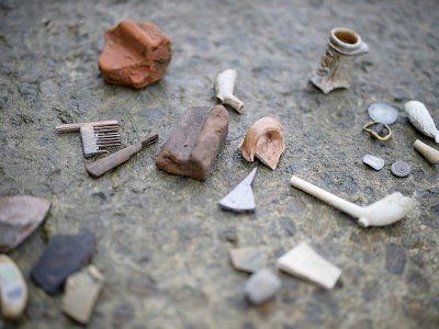Lara Maiklem, une "mudlark" (littéralement "fouilleuse de boue"), montre les objets qu'elle a trouvés sur les rives du fleuve Thames à Londres, le 29 mai 2019. - TOLGA AKMEN [AFP]
