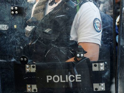 Un policier équipé d'un bouclier lors d'une manifestation de "gilets jaunes" à Paris le 20 avril 2019 - Zakaria ABDELKAFI [AFP]
