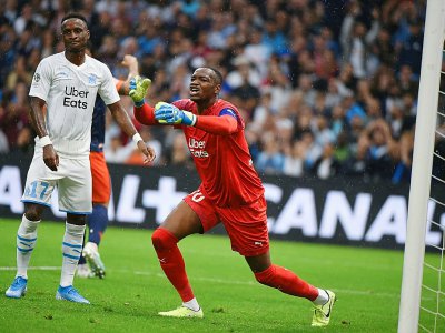 Le milieu guinéen de Marseille Bouna Sarr (g) vient de tromper son propre gardien Steve Mandanda le 21 septembre 2019 à Marseille - SYLVAIN THOMAS [AFP]
