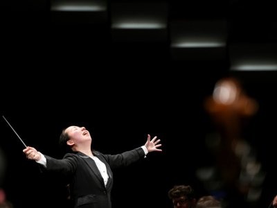 La cheffe d'orchestre japonaise Nodoka Okisawa à la direction du Deutsche Radio Philharmonie Saarbrücken Kaiserslautern, le 21 septembre 2019 à Besançon - Sébastien BOZON [AFP]