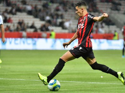 Le défenseur algérien de Nice Youcef Atal marque contre Dijon, le 21 septembre 2019 à Nice - YANN COATSALIOU [AFP]