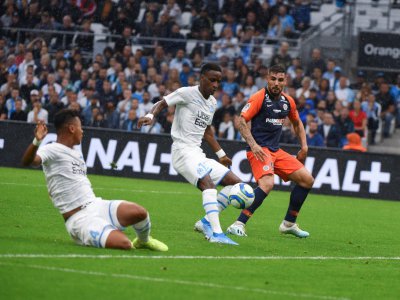 Le Marseillais Bouna Sarr (c) marque contre son camp sous les yeux du Montpelliérain Andy Delort (d), le 21 septembre 2019 à Marseille - SYLVAIN THOMAS [AFP]