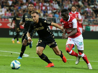 Le défenseur de Monaco Ruben Aguilar (g) à la lutte avec le milieu de Reims Moussa Doumbia le 21 septembre 2019 à Reims - FRANCOIS NASCIMBENI [AFP]