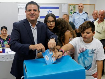 Ayman Odeh, chef de la "Liste unie" des partis arabes israéliens, vote aux législatives le 17 septembre 2019 à Haïfa, dans le nord d'Israël - Ahmad GHARABLI [AFP/Archives]