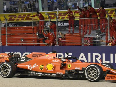 Sebastian Vettel salue son équipe à bord de sa Ferrari après sa victoire dans le GP de Singapour, le 22 septembre 2019 - Roslan RAHMAN [AFP]