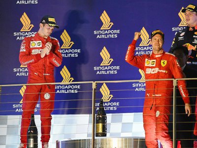 Le podium du GP de Singapour (de g. à d.): le Monégasque Charles Leclerc (g, 2e), l'Allemand Sebastian Vettel (c, vainqueur), et le Néerlandais Max Verstappen (d, 3e), le 22 septembre 2019 - ROSLAN RAHMAN [AFP]