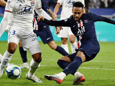 Le Brésilien du PSG Neymar marque contre Lyon le 22 septembre 2019 à Décines-Charpieu - JEFF PACHOUD [AFP]