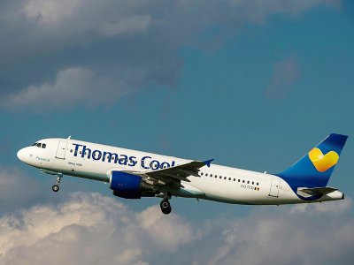 Un avion de la compagnie Thomas Cook décolle de l'aéroport de Lille, en France, en octobre 2014 - PHILIPPE HUGUEN [AFP/Archives]