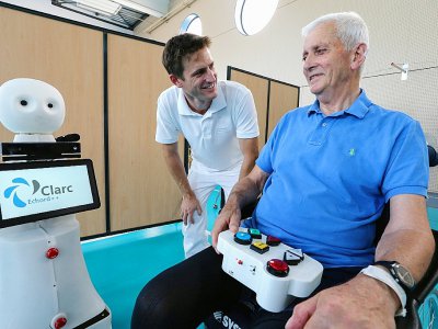 Un robot d'assistance gériatrique baptisé Clarc, capable d'évaluer l'état de santé d'une personne âgée, testé au Centre de Rééducation et de Réadaptation Fonctionnelle de Troyes en France, le 26 juin 2019 - FRANCOIS NASCIMBENI [AFP]