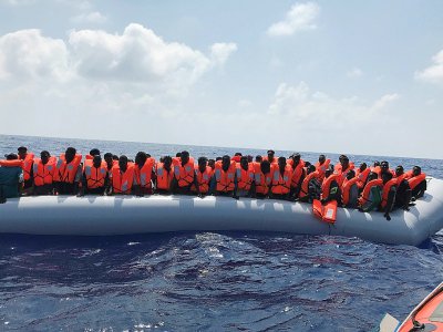 Sauvetage de migrants en Méditerranée par le navire "Ocean Viking" des organisations humanitaires SOS Méditerranée et Médecins sans frontières, le 10 août 2019 - Anne CHAON [AFP/Archives]