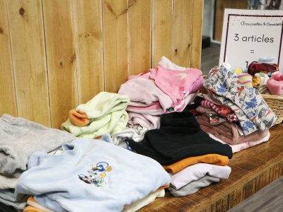 A la Chiffo, trois vêtements pour bébé coûtent 1€. - Léa Quinio