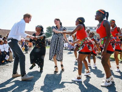 Le prince Harry, et son épouse Meghan, en visite dans le township du Cap, 23 septembre 2019. - Betram MALGAS [POOL/AFP]
