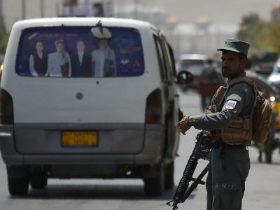 Un policier afghan après une attaque des talibans dans un quartier de Kaboul, le 7 août 2019 - WAKIL KOHSAR [AFP]