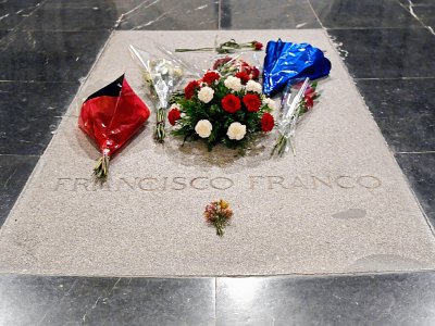 Des fleurs ont été posées sur la tombe du général Franco à San Lorenzo del Escorial, près de Madrid, le 3 juillet 2018 - OSCAR DEL POZO [AFP/Archives]