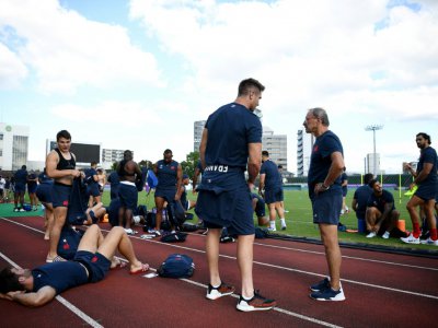 Le sélectionneur du XV de France, Jacques Brunel (d), discute avec le deuxième ligne Bernard Le Roux avant un entraînement de l'équipe au Suizenji Athletic Field de Kumamoto, le 24 septembre 2019 - FRANCK FIFE [AFP]