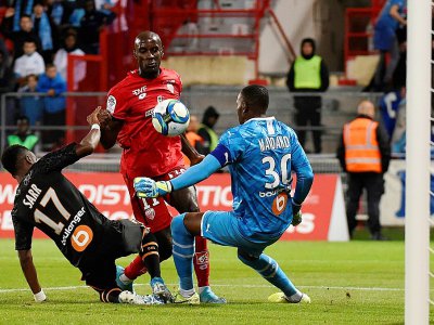 Le gardien de Marseille Steve Mandanda (d) lors du match nul 0-0 à Dijon le 24 septembre 2019 - JEAN-PHILIPPE KSIAZEK [AFP]