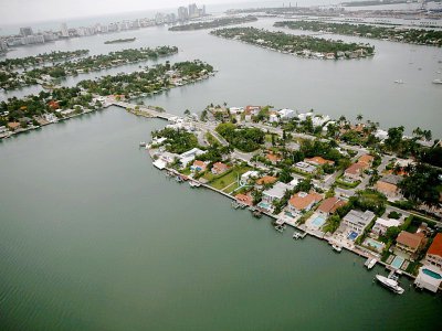 Des maisons d'un quartier de Miami sont tout au bord de l'océan, menacées par la montée des eaux en raison du réchauffement climatique. - JOE RAEDLE [GETTY IMAGES NORTH AMERICA/AFP/Archives]