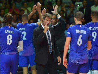 Le sélectionneur des Bleus de volley Laurent Tillie donne des instructions à ses joueurs en quarts de finale de l'Euro de volley contre l'Italie, le 24 septembre 2019 à Nantes - LOIC VENANCE [AFP]