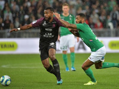 Le milieu ivoirien de Metz Habib Maiga (g) marqué par le milieu stéphanois Yann M'Vila, le 25 septembre 2019 à Saint-Etienne - ROMAIN LAFABREGUE [AFP]