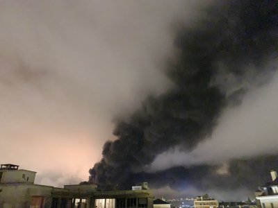 Un nuage de fumée s'est formé dans le ciel, après l'incendie à l'usine Lubrizol de Rouen. - Amaury Tremblay