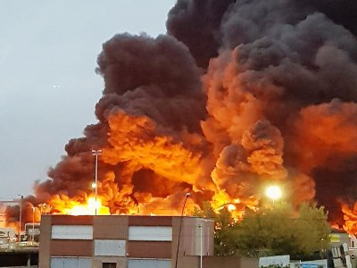 L'incendie s'est déclaré au sein de l'usine Lubrizol de Rouen. - Amaury Tremblay