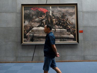 Un homme visite le musée de Nankin en Chine, le 4 septembre 2019 - STR [AFP/Archives]