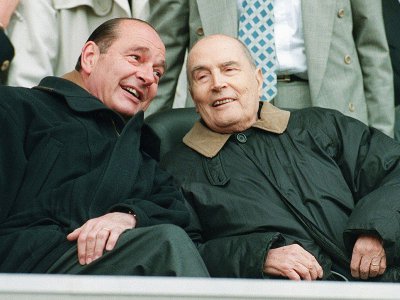 Jacques Chirac peu après son élection à l'Elysée au côté de son prédécesseur François Mitterrand, le 13 mai 1995 au Parc des Princes à Paris - Pascal PAVANI [AFP/Archives]