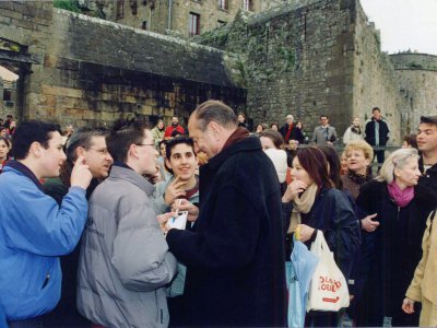 Le 24 mars 2002, Jacques Chirac prend un bain de foule au Mont-Saint-Michel pour sa campagne électorale.