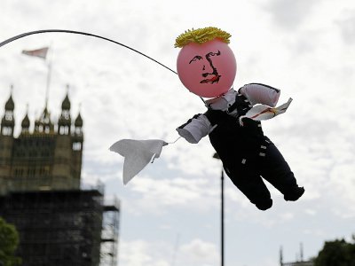 Marionnette représentant le Premier ministre britannique Boris Johnson, brandie par un manifestant près du Parlement, le 26 juin 2019 - Tolga AKMEN [AFP]