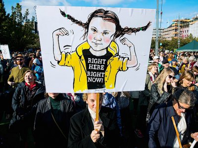 Une manifestante brandit une pancarte dépeignant Greta Thunberg, à Montréal le 27 septembre 2019 - Jonathan NACKSTRAND [AFP]