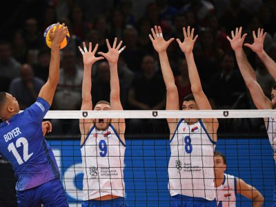 Les Serbes battent les Français 3 sets à 2 en demi-finale de l'Euro de volley à Paris le 27 septembre 2019 - MARTIN BUREAU [AFP]