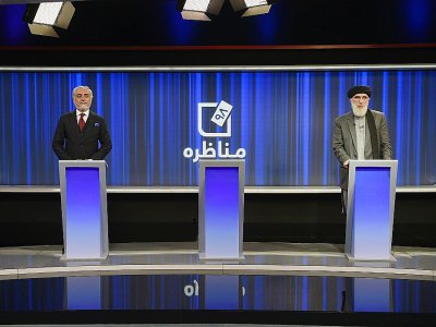 Les candidats à la présidentielle Abdullah Abdullah (à gauche) et Gulbuddin Hekmatyar participent à un débat télévisé, le 25 septembre 2019 à Kaboul - WAKIL KOHSAR [AFP]